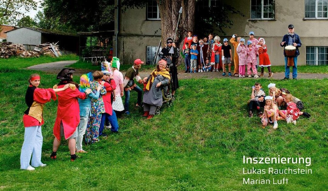 „Reise ins Rampenlicht“ – Theateraufführung Jugendprojekt